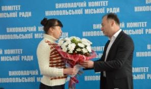 Картинка к: Міський голова вручив нікопольчанці ключі від квартири