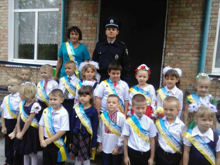 Картинка к: Нікопольські поліцейські відвідали первокласників міста та Нікопольського району