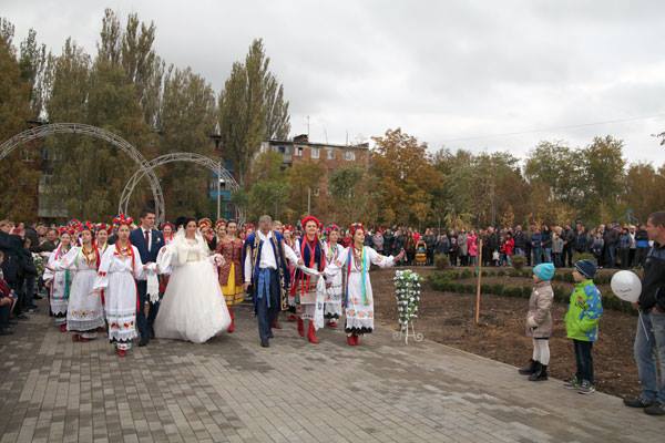 Картинка к: В новоствореному парку в Марганці на Покрову провели перші весільні обряди