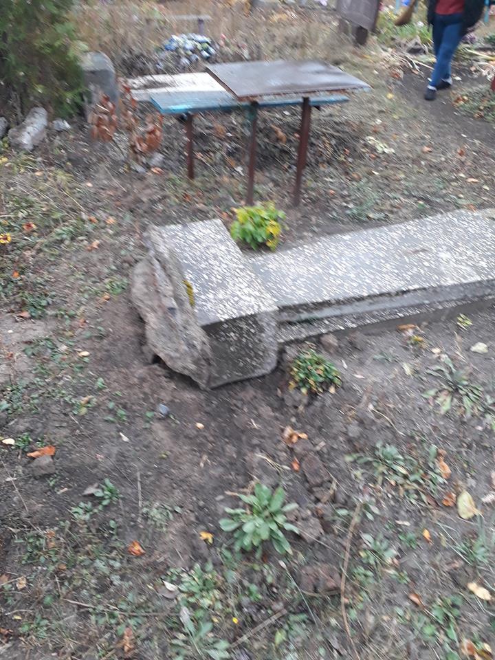 Картинка к: Были на кладбище... получили шок. ФОТО
