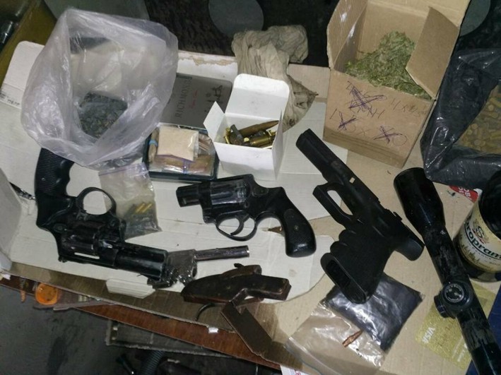 Картинка к: У Нікополі поліцейські вилучили зброю, порох та марихуану