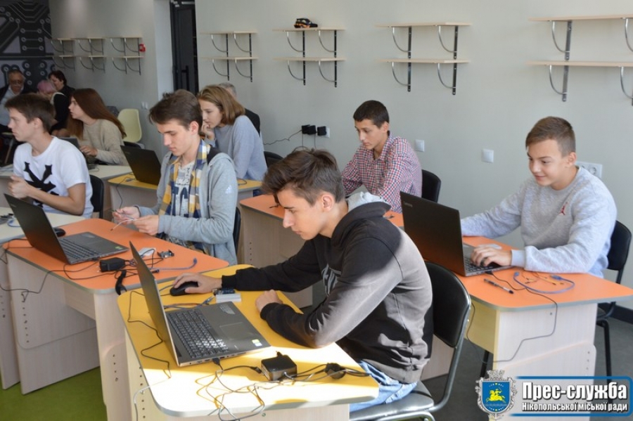 Картинка к: В Нікополі урочисто відкрили клас робототехніки