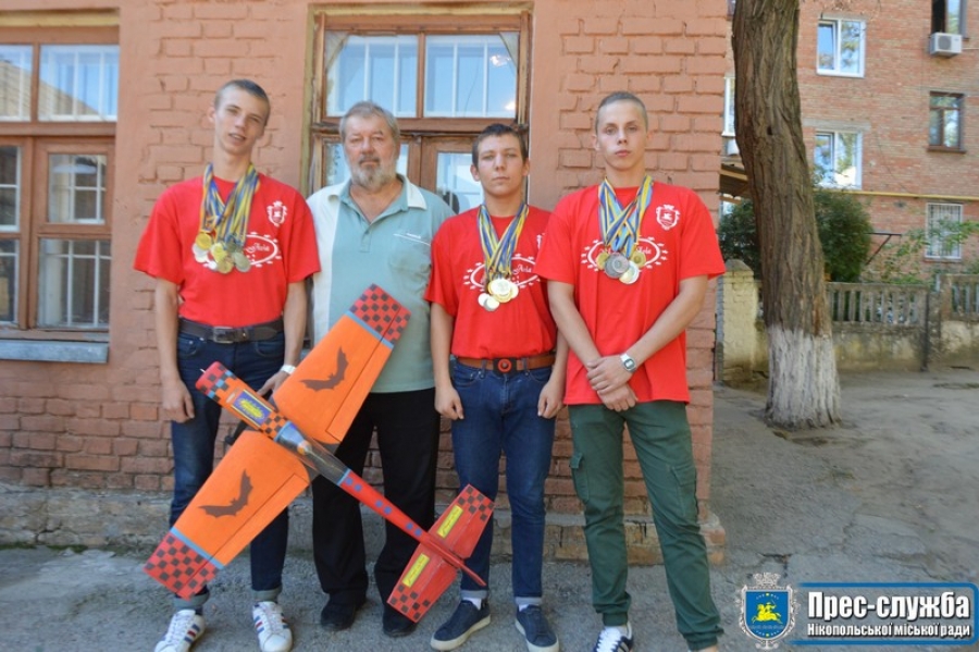 Картинка к: Нікопольські авіамоделісти встановили всеукраїнський рекорд