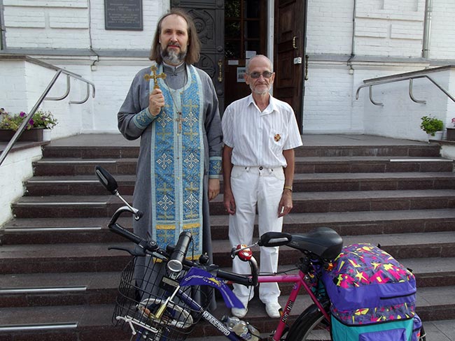 Картинка к: В велопробег по святым местам отправился 70-летний никопольчанин