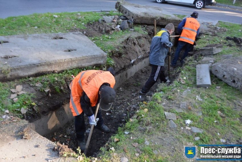 Картинка к: Комунальники розчищають дощову каналізацію та проводять роботи по освітленню дворів кооперативних будинків по вулиці Шевченка
