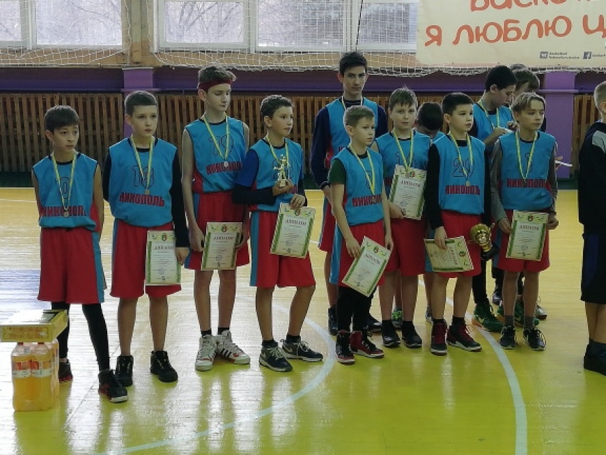 Картинка к: Нікопольські баскетболісти стали «срібним» призером турніру
