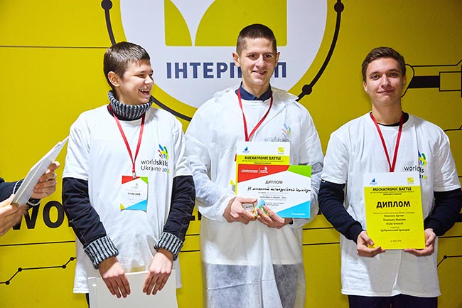 Картинка к: Никопольчане победили в национальном соревновании по мехатронике