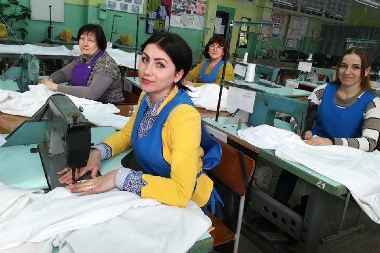 Картинка к: У нікопольському ліцеї виготовляють маскувальні сітки та костюми