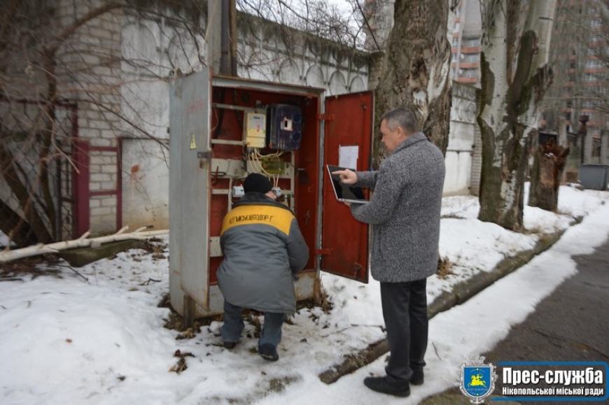 Картинка к: Комунальники налагоджують роботу шаф управління зовнішнім освітленням