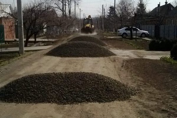 Картинка к: В Никополе на Северном проводят отсыпку дорог