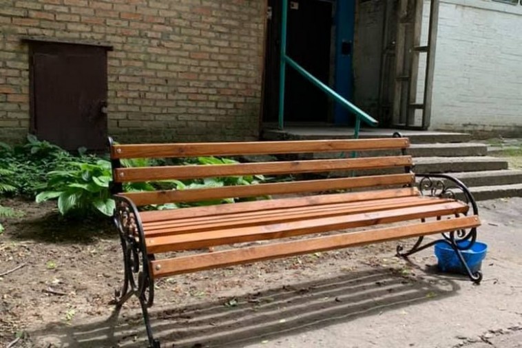 Картинка к: В Никополе воруют новые лавочки