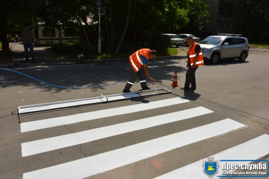 Картинка к: Комунальники продовжують облаштовувати пішохідні переходи, косять траву та проводять роботи по освітленню вулиць