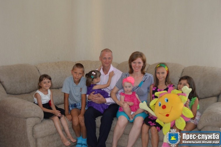 Картинка к: В Никополе открылся новый детский дом семейного типа
