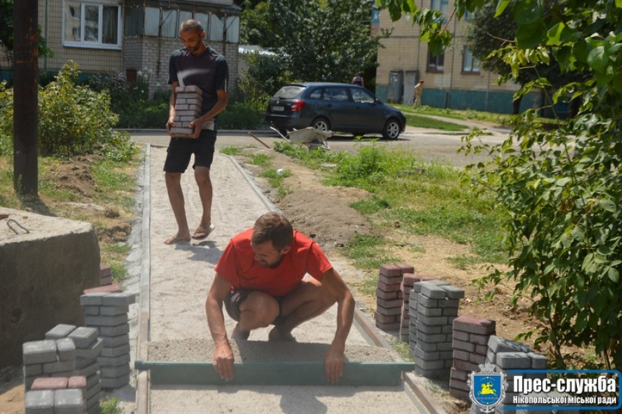 Картинка к: В цьому році в Нікополі вже з’явилося сім кілометрів нових тротуарів!
