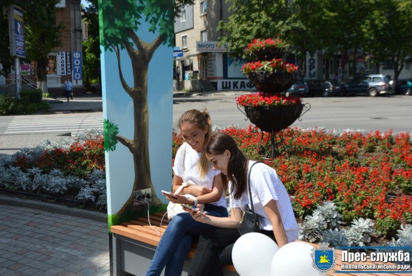 Картинка к: В Нікополі з’явилася «сонячна» лавка