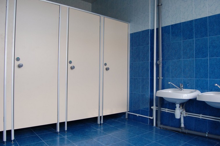 Картинка к: Фирма депутата установит двери в школьных туалетах Никополя