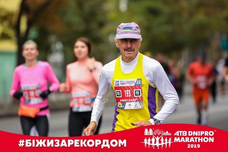 Картинка к: Человек-легенда: житель Никополя пробежал 100 марафонов