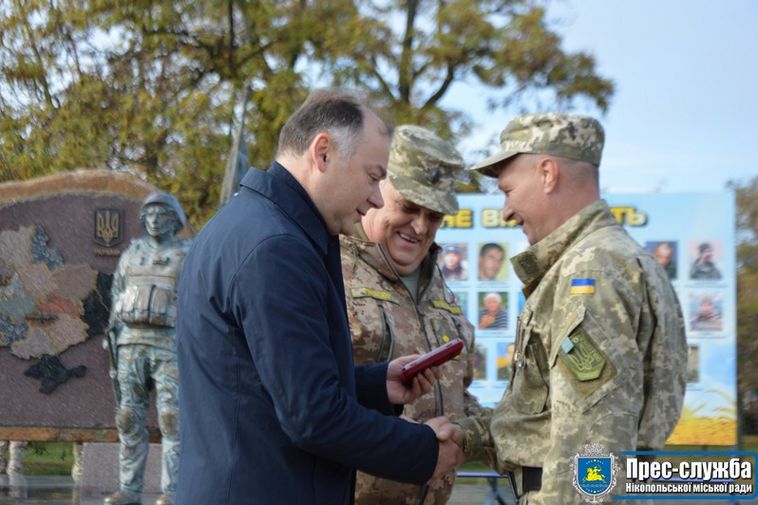 Картинка к: У Нікополі 13 воїнів отримали відзнаки президента