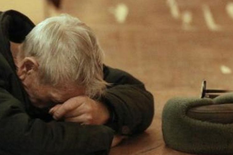 Картинка к: В Никополе спасают от холода старенького учителя