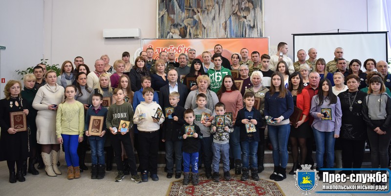 Картинка к: Родинам загиблих воїнів вручили Книги почесних громадян Нікополя і пам’ятні кулони «Батьківське Серце»