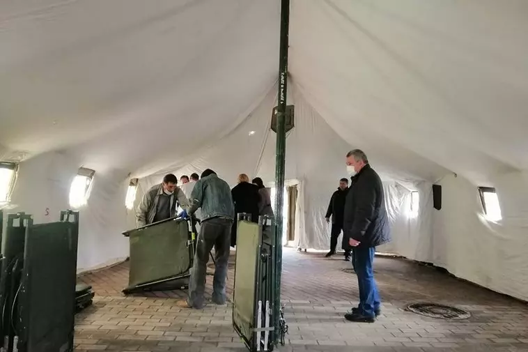 Картинка к: В Никополе установили палатку для приема и сортировки больных