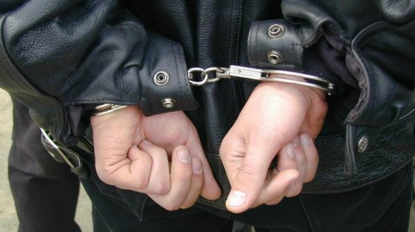 Картинка к: Полицейские Никополя задержали 18-летнего парня, который до смерти избил местного жителя