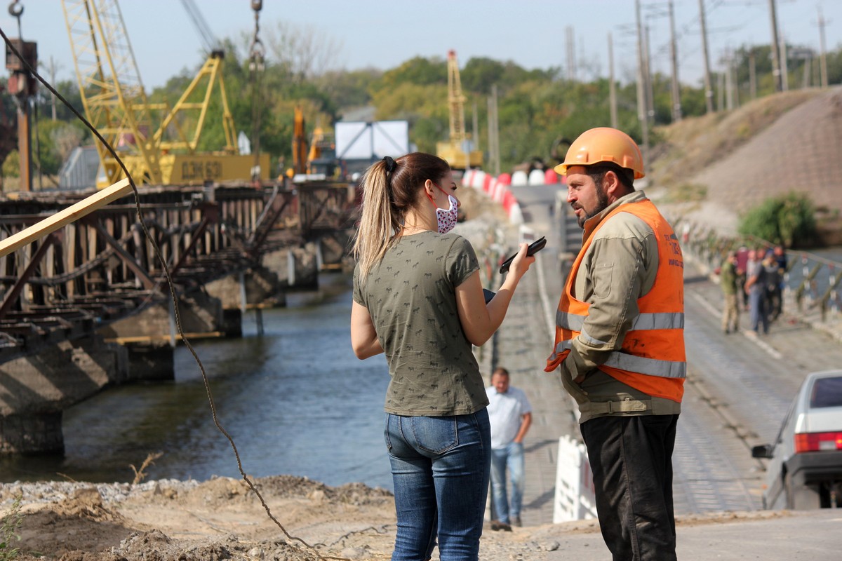Картинка к: Возле Никополя разрушенный мост восстанавливают сто рабочих
