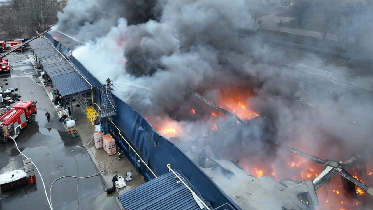 Превью к статье В Нікополі через влучання російської артилерії згорів гіпермаркет.