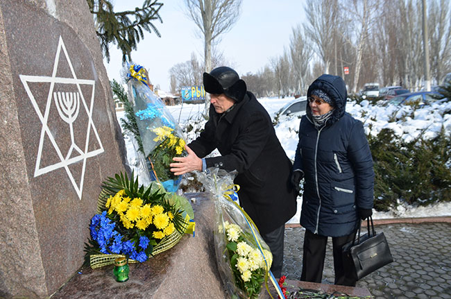 Картинка к: К подножию памятника жертвам Холокоста легли живые цветы