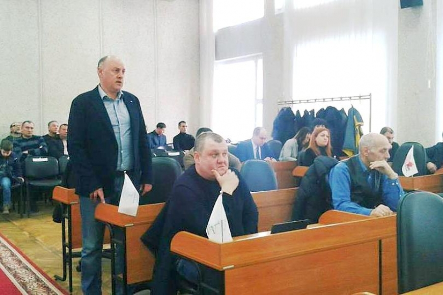 Картинка к: Екстрена сесія у Нікополі: «Невже люди думають, що депутати – це товстосуми?»