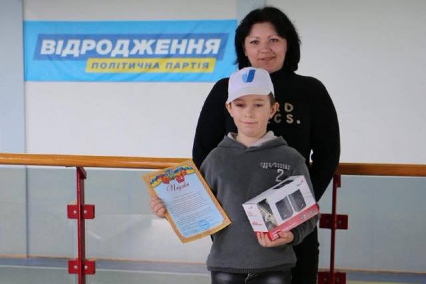 Картинка к: Полный кавалер ордена «За заслуги» Владимир Куцин, подарил школьнику компьютерные колонки