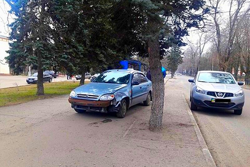 Картинка к: В Никополе такси вылетело на тротуар с людьми. Полиция ищет свидетелей
