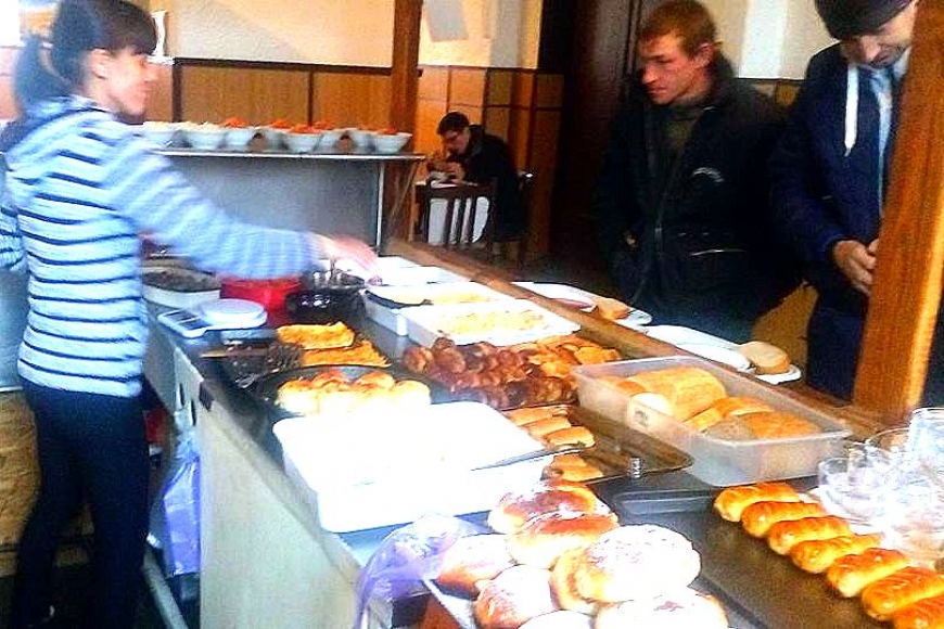 Картинка к: В Никополе бесплатно кормят обедами малообеспеченных людей