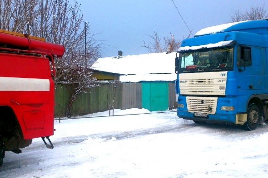 Картинка к: В Никополе пришлось «откапывать» из снега грузовик