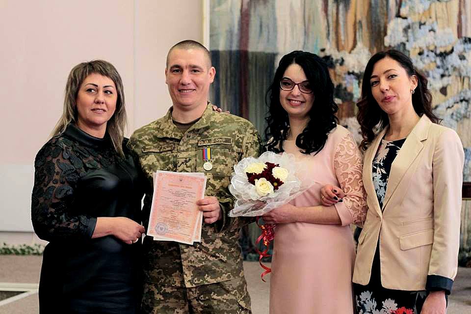 Картинка к: В Нікополі зареєструвати шлюб можливо за добу