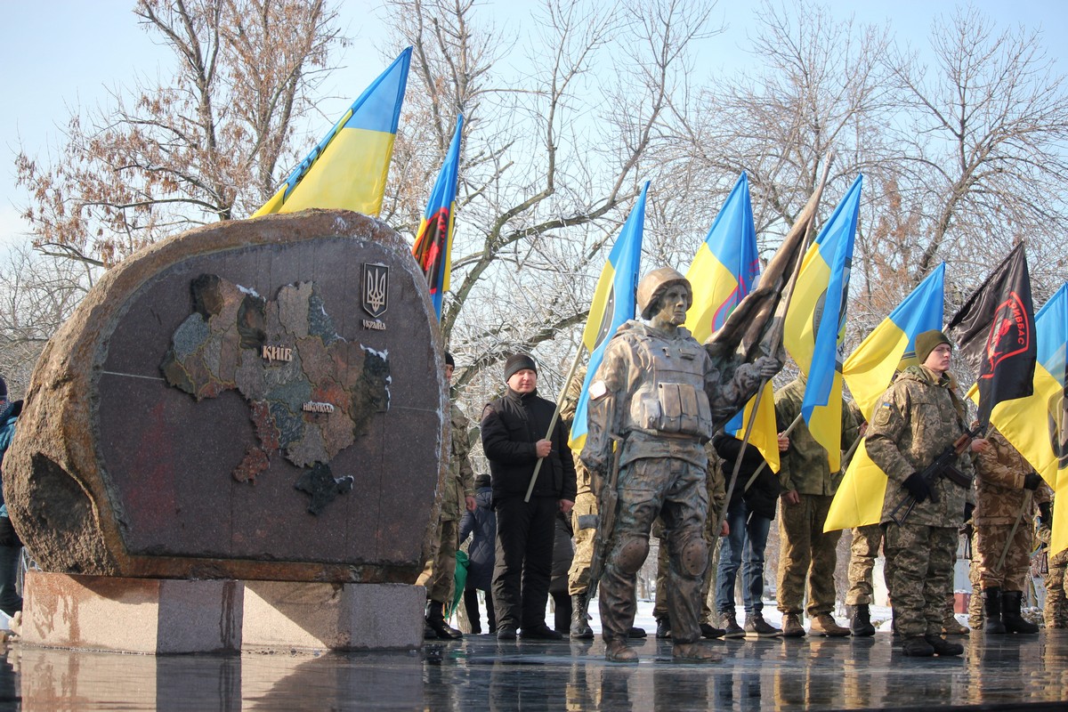 Картинка к: В Никополе торжественно открыли памятник Героям Украины. ФОТО