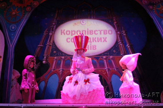 Картинка к: Вперше у Нікополі дітям показали новорічну україномовну виставу