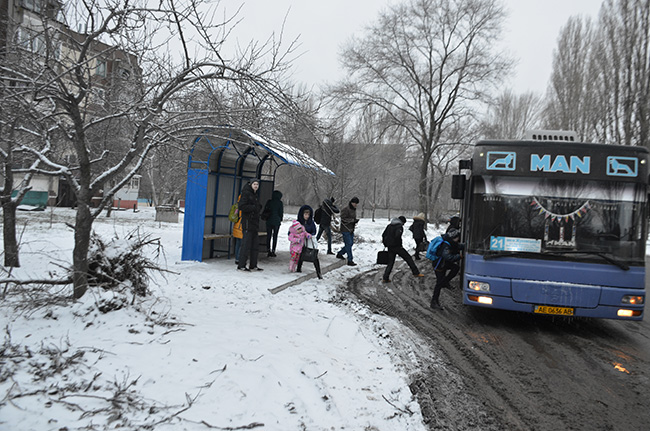 Картинка к: Стою на остановочке – среди коряг в грязи