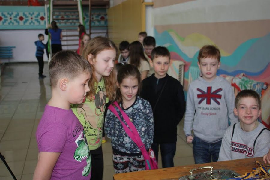 Картинка к: В Покрове за победу сражались «веселые дельфины»
