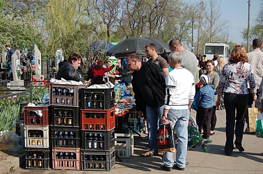 Картинка к: У Нікополі організують торгівлю на кладовищі