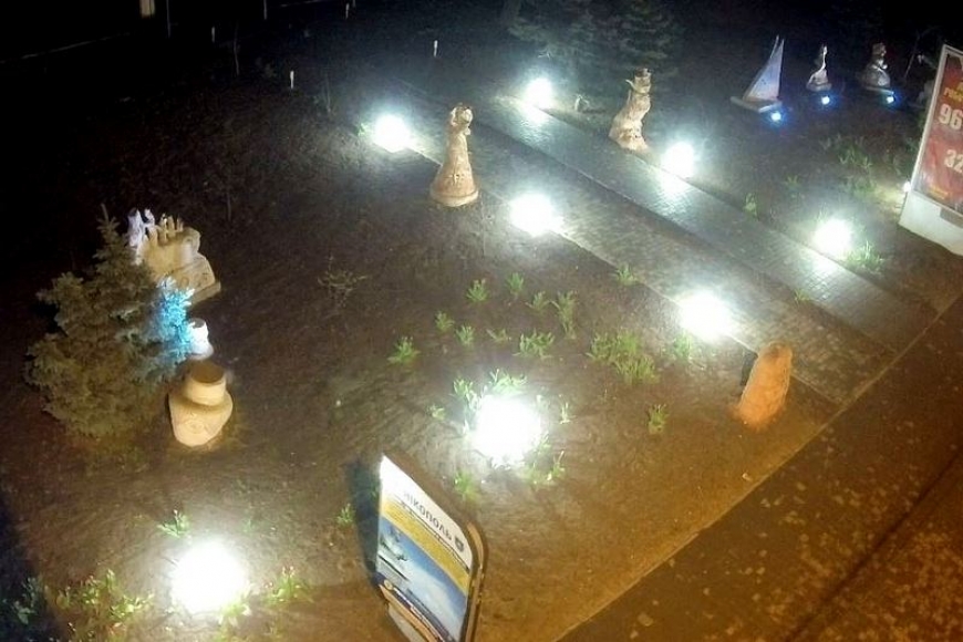 Картинка к: В Никополе раскурочили площадку перед музеем