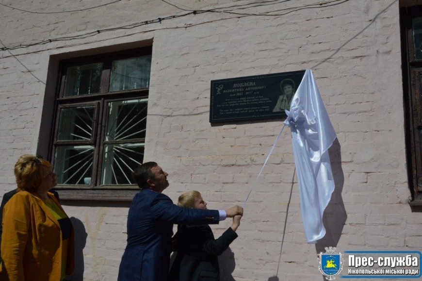Картинка к: Онук лікаря, якій встановили меморіальну дошку у Нікополі, ледве стримував сльози