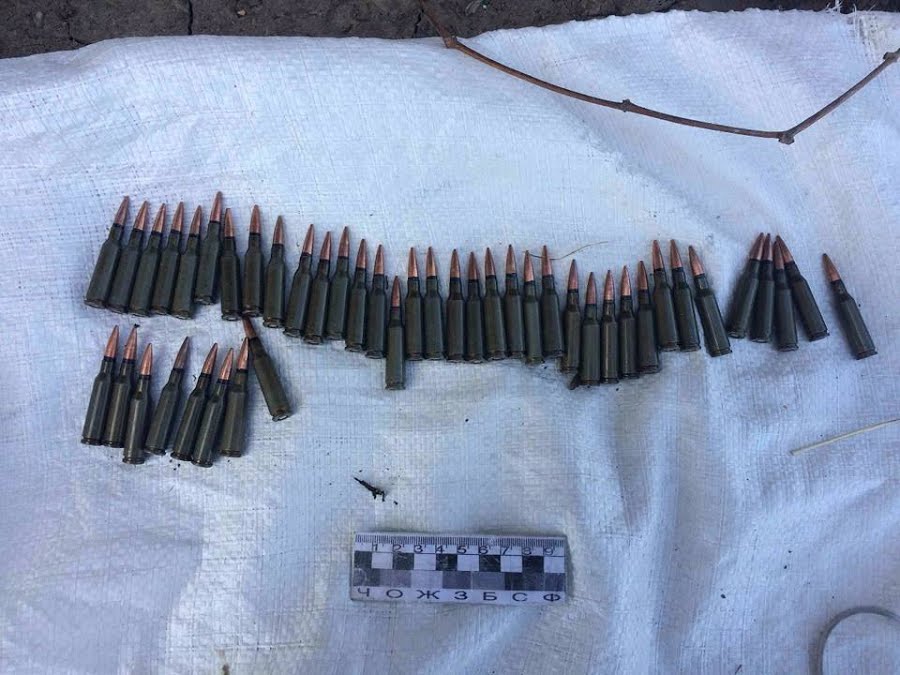Картинка к: До Нікопольської поліції принесли купу зброї