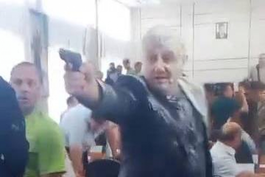 Картинка к: Сессия со стрельбой депутатов в Никополе. ФОТО