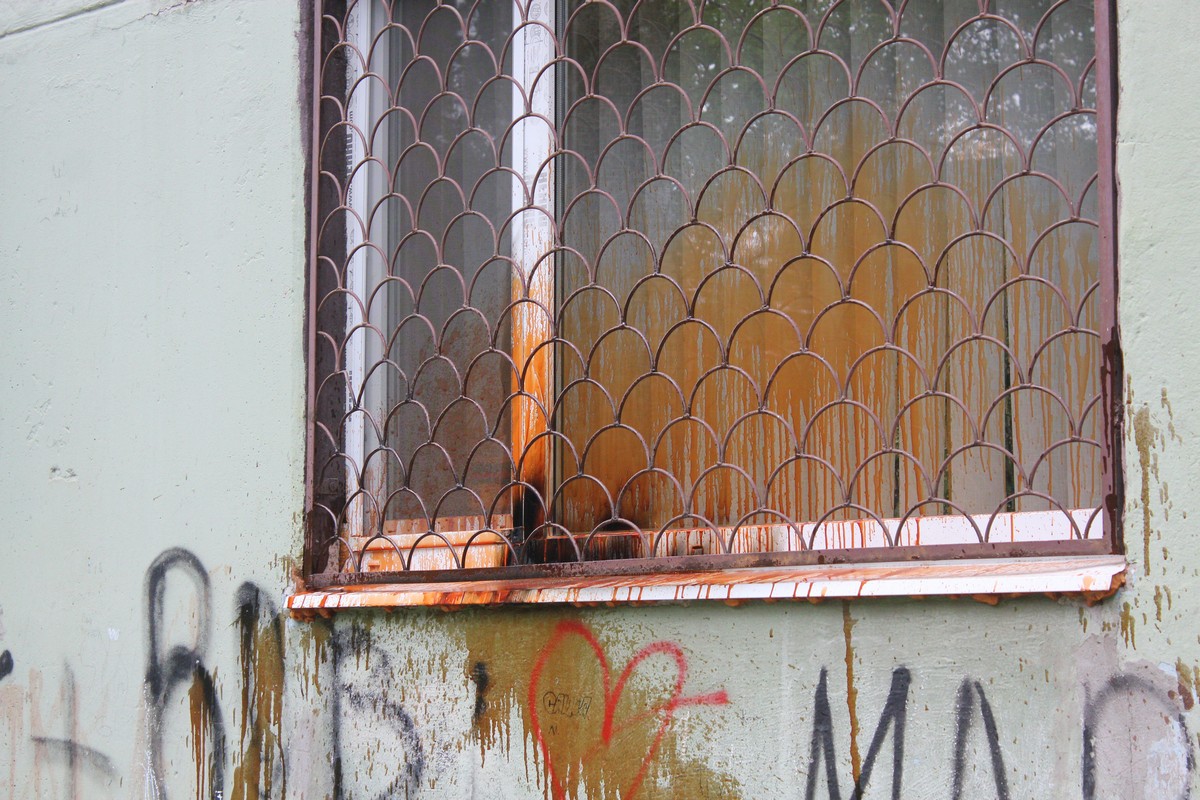 Картинка к: В Никополе в окно офиса ТРК «Лен-плюс» бросили зажигательную смесь