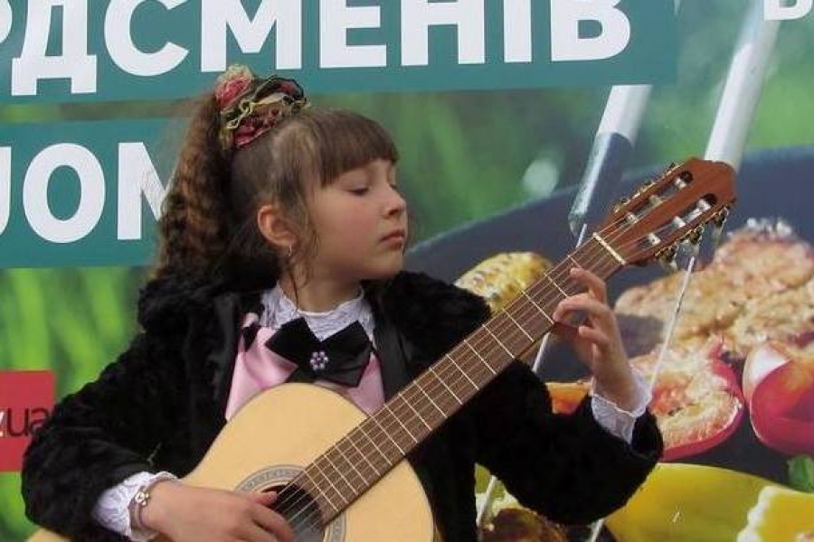 Картинка к: 10-річна гітаристка з Нікополя потрапила у книгу рекордів Гіннеса. ВІДЕО