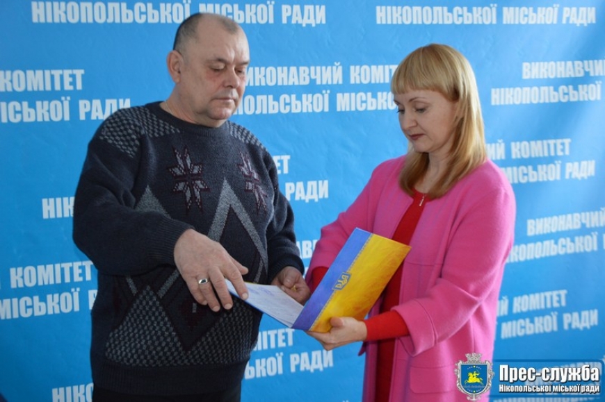 Картинка к: Ліквідатору з Нікополя вручили ключі від нової квартири. ФОТО