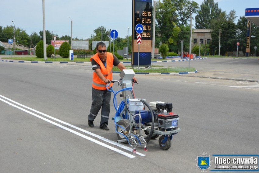 Картинка к: На дороги Нікополя наносять поздовжню розмітку