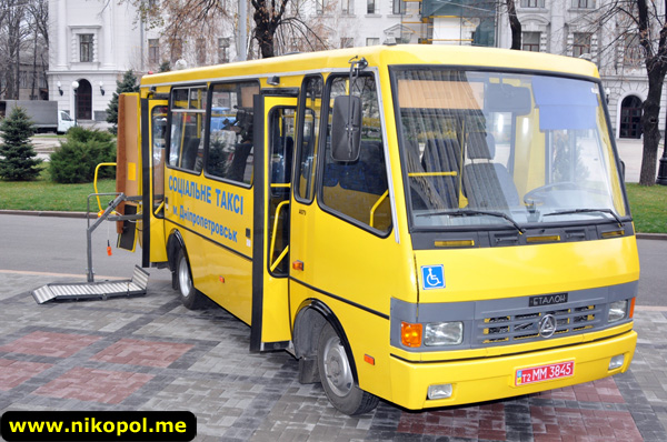 Картинка к: Дніпропетровському центру подаровано 2 спецавтобуси та інші новини області